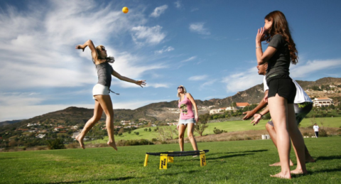 Dames qui jouent au spikeball en plein air