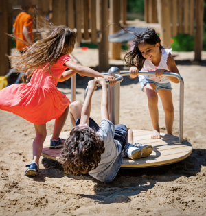 Enfants qui jouent sur un tourniquet