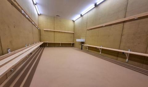 bancs de vestiaires en bois