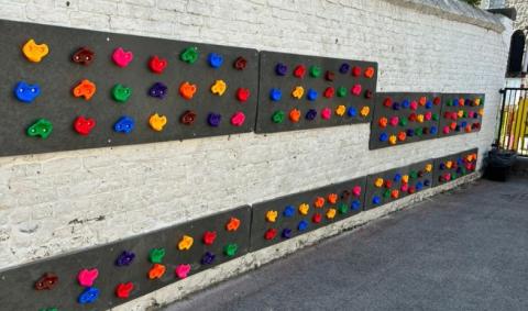panneaux escalade avec prises colorées
