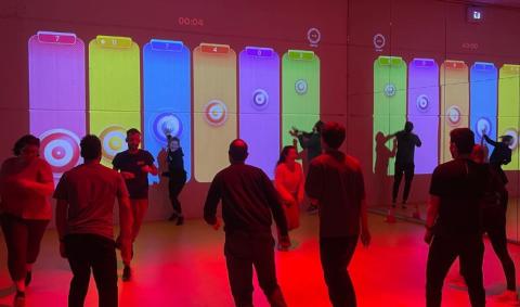 adultes qui s'amusent avec Lü - mur interactif