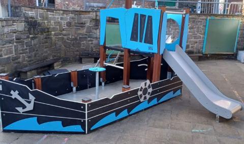 module de jeu en forme de bateau