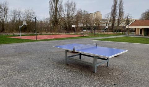 tables de tennis de table et terrain de basket au Complexe Sportif du Ceria
