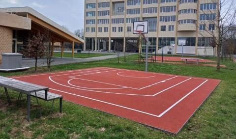 demi terrain de basket au complexe sportif du Ceria