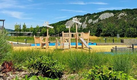 Aire de jeux en bois en bord de Meuse