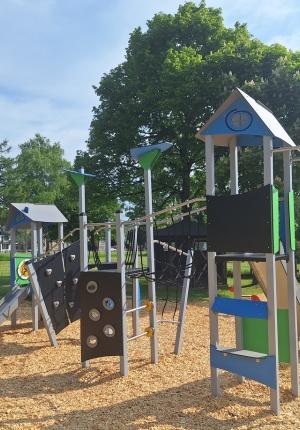 tours ludiques en acier avec jeux escalade