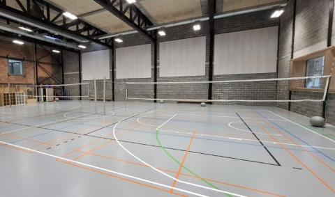 carottage et placement de douilles pour poteaux de volley