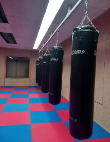 équipements et pose de sacs et de rails de boxe