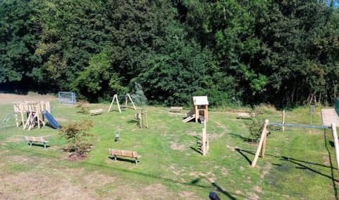 plusieurs modules de jeux en bois dans un parc