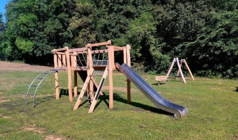 grand module de jeux en bois avec toboggan