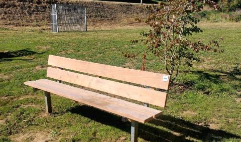 banc en bois et but de foot métallique