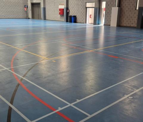 sol sportif abimé avant les rénovations