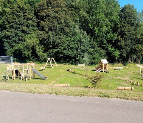 Aire de jeux avec modules en bois