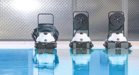 Aspirateurs posés au bord de la piscine