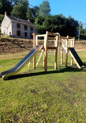 Grand module de jeux en bois avec mât, toboggan, échelle incurvée, filet et mur d'escalade