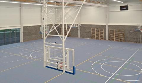basketbaldoelen en mooie sportvloer