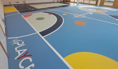 beweginigszaal topcoating met grafische vlakinkleuringen