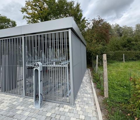 Abris vélo et station de réparation à Doische