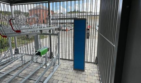abris vélos et pompe de lavage à Doische