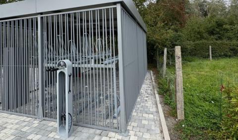 abris vélo et pompe à Doische