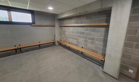 Bancs de vestiaires au pôle sportif de Pepinster