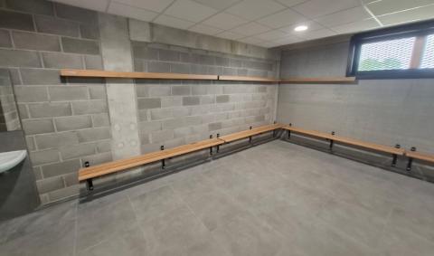 Bancs de vestiaires au pôle sportif de Pepinster