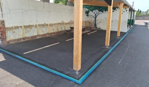 marquages au sol bleu dans la cour de récré de Flémalle