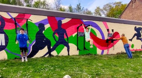 enfants et adulte qui s'entrainent sur le mur actif IPitup