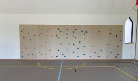 grand mur d'escalade scolaire
