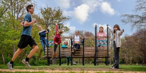 Groupe qui s'amuse et fait du sport avec le banc actif IPitup