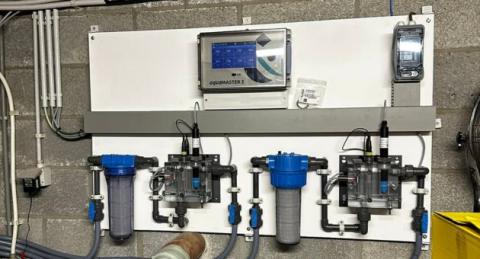 système de l'analyse et de la régulation de l'eau des piscines