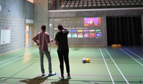 Deux adultes devant le nouveau système Lü