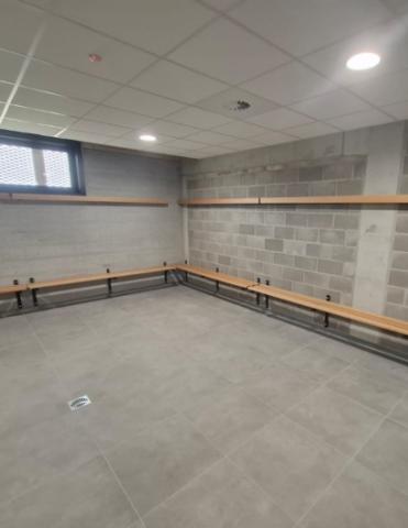Bancs de vestiaires au pôle sportif de Pepinster