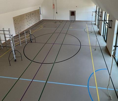 revêtement de sol sportif PU gris avec tracés