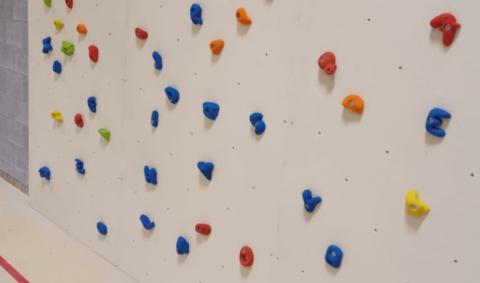 mur d'escalde avec prises colorées