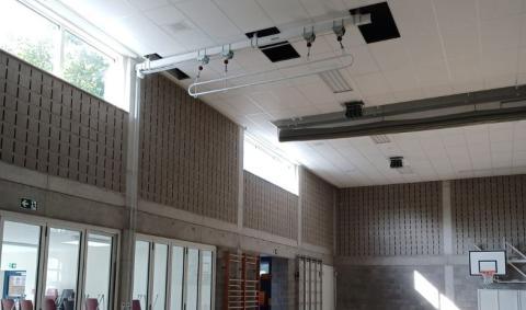 système de gymnastique fixé au plafond