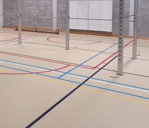 sol sportif beige avec tracés colorés