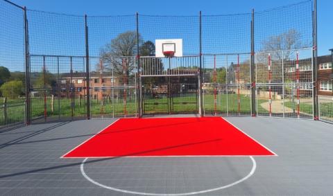 multisports gris et rouge Baelen