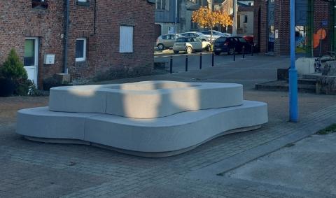bancs arrondis en béton
