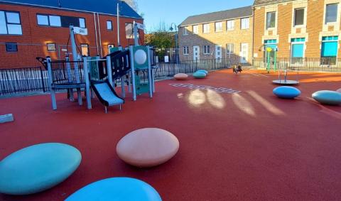 galets colorés et module de jeux pour enfants en bas âge