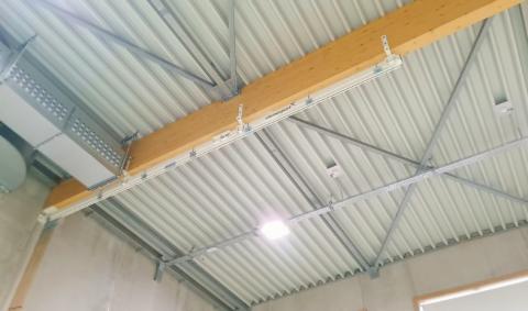 système de fixation au plafond pour équipements de gymnastique