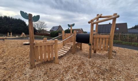 Module de jeux en bois de robinier avec copeaux au sol