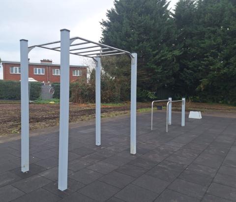 Zone de street-workout avec 3 modules de sport