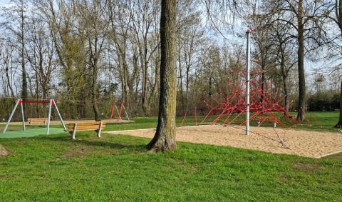 Plaine Deru bancs, et pyramide en cordes