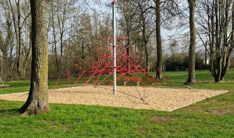 Pyramide en cordes rouge Plaine Deru