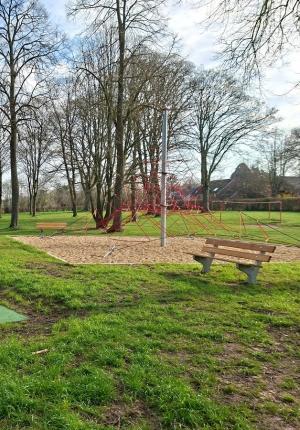 bancs en béton et assise en bois Plaine Deru