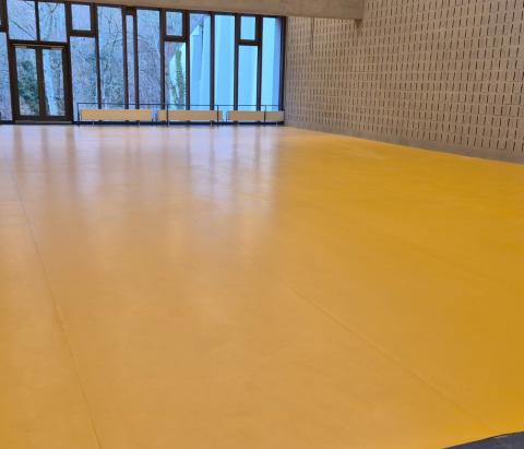 sol sportif en vinyle jaune blanc gravier