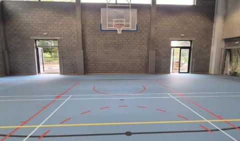 sol sportif et but de basket-ball à Seraing
