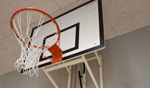 but de basket-ball fixé au mur