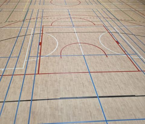 Nouveau sol sportif en vinyle placé par Idemasport et avec tracés